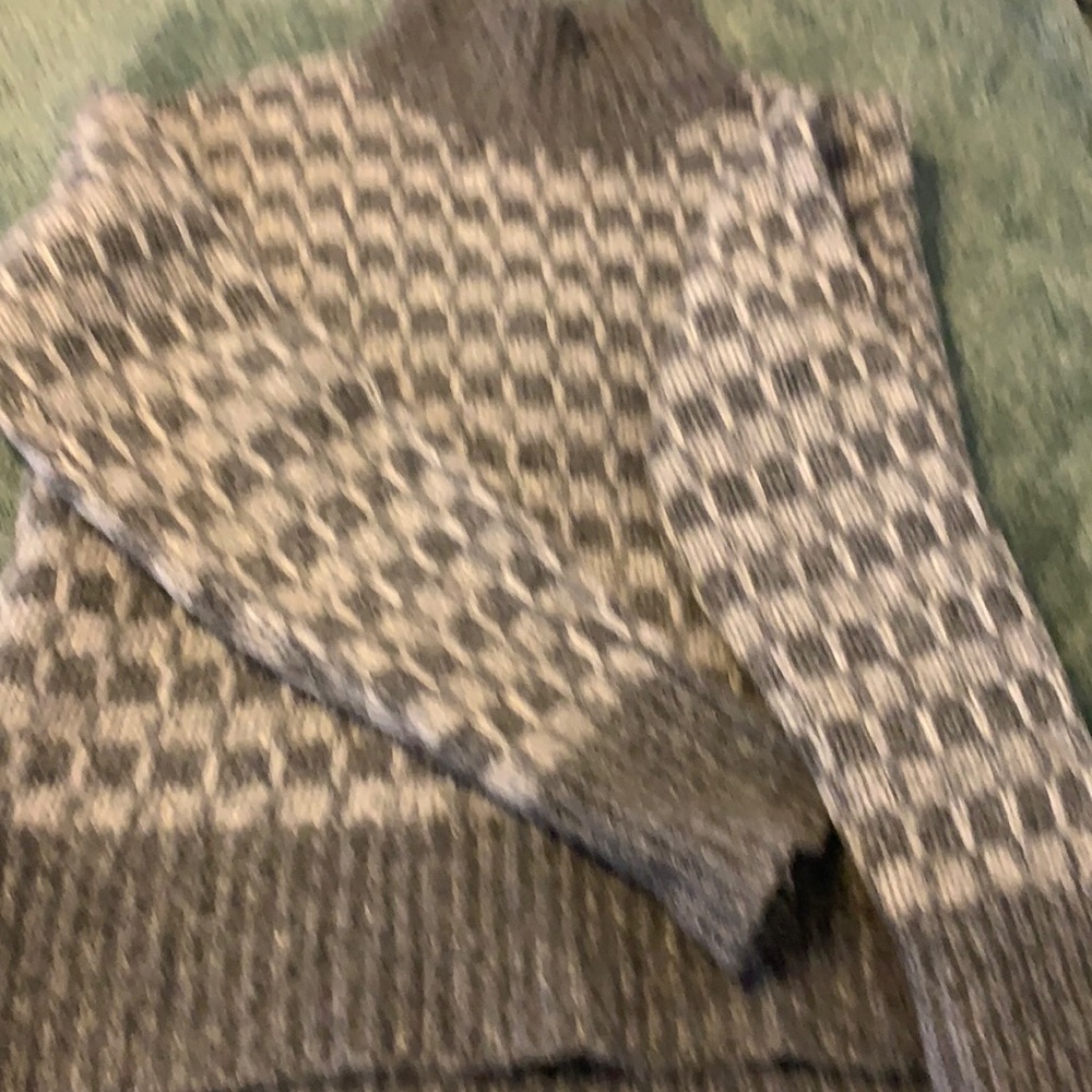 Everlane grey sweater just like the sunflower golden color